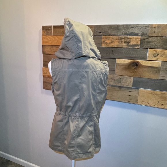 Active USA Khaki Sleeveless Vest with Hood 100% Cotton, Breathable, Snap closure - Picture 14 of 16